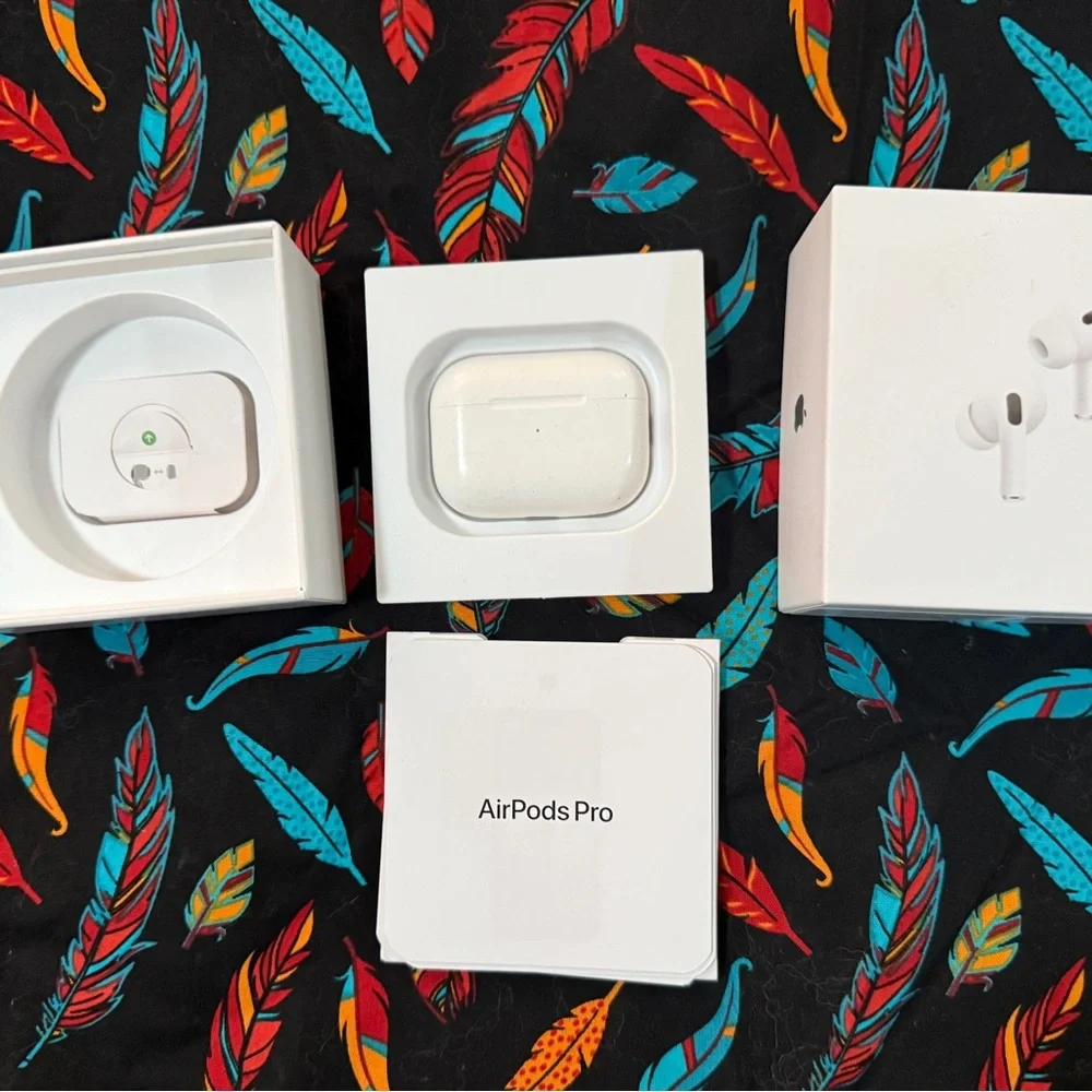 COPY - Apple AirPods Pro with Wireless Charging Case- MISSING Right Bud
